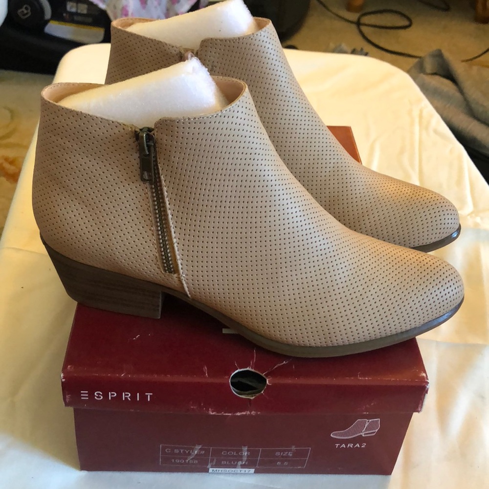 Woman’s Anklw Booties